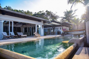Casa pe na areia da Praia do Tombo, no Guaruja SP